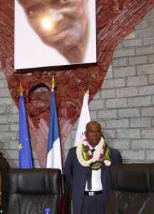 Soibahadine Ibrahim Ramadani, pensif le jour de son élection, sous le regard de Younoussa Bamana