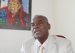 Sous le portrait de Zéna M'déré