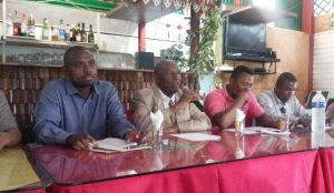 La 1ère conférence de presse de l'Union des taxis de Mayotte. Abdallah Ben Ahmed, le président, entouré de Saïd Bastoy et Ali Ousséni de la CGPME