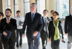 Jean Paul Delevoye lors de la visite d'Aung San Suu Kyi au CESE à Paris en avril 2014 (Crédits photo : CESE)