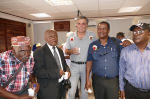 Le directeur Daniel Courtin entouré de Hamidou Madi M'colo et de retraités