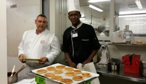 Trois heures pour réaliser un dessert pour 4 personnes sous le regard du cuisinier et professeur Fabien Gimenez attentif aux moindres  gestes des élèves candidats