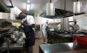 Un gratin de fruit-à-pain à l'ombrine pour ce candidat dans une cuisine en ébullition