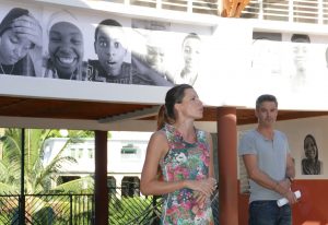 Lucile Gobert et Guillaume Saragosa devant l'exposition