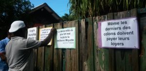"Même les derniers des colons doivent payer leur loyer", un message placardé sur le portail de la case Dôme