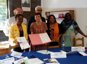 Les maires, Jeunesse et sport et cohésion sociale, vice-rectorat, CSSM et CHM autour de Chantal de Singly, de l'ARS pour une signature le 8 mai dernier