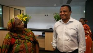 Mahamoud Azihary avec Faouzia Kordjee qui lui a dit toute sa fierté