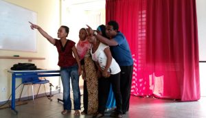 Répétition de saynètes d'auteurs contemporains dans l'auditorium du centre unversitaire