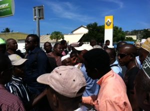 Discussions autour de Madi Souffou (en chemise orangée) pour dégager la route et regagner le site de la Colas