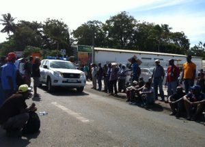 Passage tendu d'un véhicule de police sur un barrage. La question de la circulation des bus scolaire à la mi-journée est posée