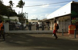 Les forces de l'ordre gardent l'entrée du siège de la Colas ce jeudi matin à 8h30 à Kawéni