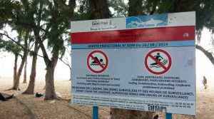 Les panneaux prévenant du risque requin installés sur le littoral réunionnais