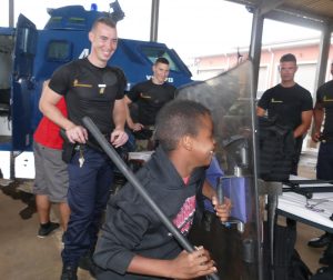 Panoplie grandeur réelle du vrai gendarme pour ce jeune