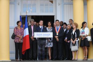 Manuel Valls sur le perron de la mairie de Saint-Denis à La Réunion (Crédits photo: JC Feing/Le Quotidien/Pool presse)