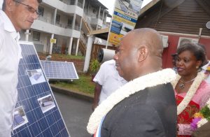 Le maire de Tsingoni se renseigne sur les panneaux photovoltaïques