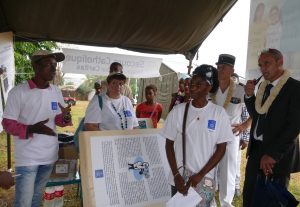 Le préfet découvre les activités du Secours catholique grâce à Nadhame Youssouf