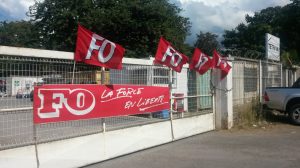 Grilles fermées et drapeaux syndicaux devant Tetrama ce jeudi matin
