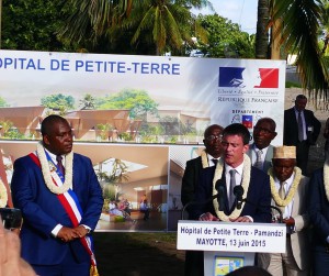 Manuel Valls, lors de la pose de la première pierre de l'Hôpital de Petite Terre
