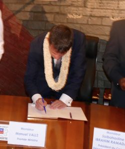 Soibahadine Ibrahim aux côtés de Manuel Valls lors de la signature de Mayotte 2025