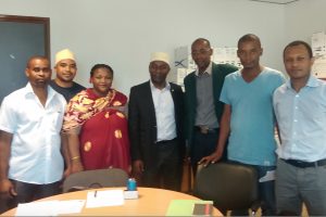 Issa Abdou entouré des salariés du Laboratoire