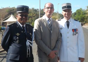 Le procureur de la république entouré du colonel jean Gouvart et du colonel de gendarmerie malgache Patrick Tsivahiny