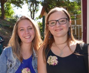 Amandine Dumas, la meilleure mention de "l'académie" de Mayotte (à droite sur la photo) en accompagnée de Morgane Vallade, également mention TB