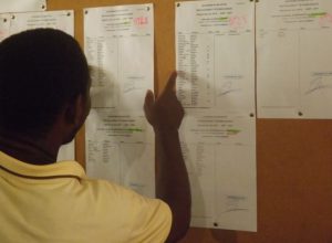 Avant 9 heures, ce lundi 6 juillet au lycée de Tsararano, on lit et on relit les listes