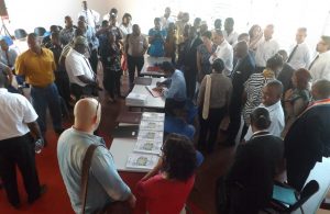 Préfecture, services de l'Etat, conseil départemental, communes et associations, tous rassemblés pour la première série de signatures