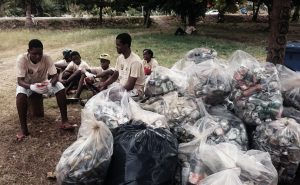 Une soixantaine de sacs de 100litres remplis en une matinée (crédits photo : CKCM/ONN)