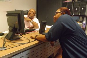 Omar souffou et Catherine Dohoundzo dans les locaux de l'antenne de Mamoudzou de la mission locale