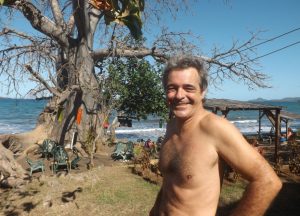 Ivan Borie devant l'un des baobabs emblématiques du lieu
