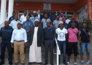 Mohamed Majani et Nassuf Addeni Daroueche adjoint chargé de la sécurité entouré d'une partie des policiers municipaux