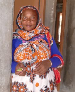 Nassuhati Abdou détient les clefs de sa maison fraichement acquise
