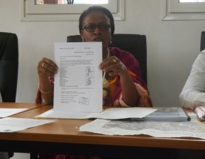 Anchya Bamana montre la pétition des 17 élus qui demandent de mettre fin aux délégations de pouvoir données au maire
