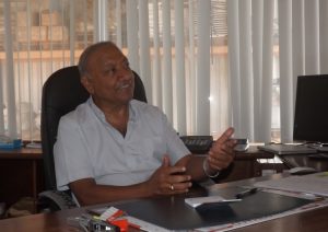 Sam Aziz Akbaraly dans son bureau ce lundi matin