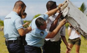 Les gendarmes inspectent le morceau trouvé à Saint-André la semaine dernière