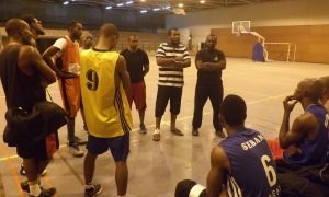 Des hommes d'expériences qui écoutent les coachs