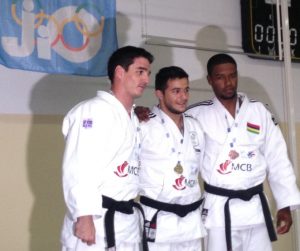 Le podium de Florian Le Joly après sa médaille d'argent aux JIOI