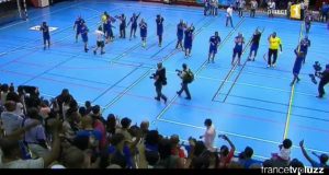 La joie des Mahorais malgré tout... avec une petite danse pour célébrer l'argent