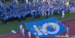 Le drapeau des Jeux passe devant la délégation de Mayotte