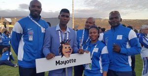 Les Mahorais autour de la bannière Mayotte avant le défilé