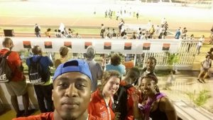 Fahdedine Madi Ali médaille d'or fait un selfie avec les 2 médaillse de bronze féminine pendant le podium de la hauteur