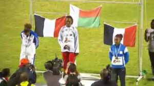 Nasrane Bacar, 3e du 100m. Le podium avec le drapeau français pour Mayotte retransmis par Réunion 1ère le 2 août (Capture d'écran)