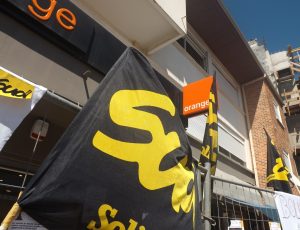 Orange Grève devant la boutique de Kaweni Sud Solidaires