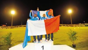 Après avoir respectés le protocole, les athlètes mahorais du podium du javelot posent avec les drapeaux tricolores