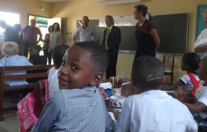La vice-recteur avec le directeur de l'école de Pamandzi 5 dans une salle de classe en ce jour de rentrée