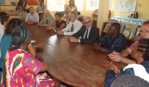 La vice-recteur avec les équipes éducatives de l'école de Pamandzi 5