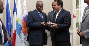 Echange de cadeaux entre les deux présidents (Crédits photo: Région Réunion)