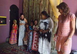 Dans la boite, on trouve aussi un quiz un photomaton du debaa et toujours de bonnes volontés pour vous apprendre les gestes. Ici avec des petites filles de l'association Toioussi