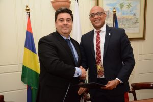 De gauche à droite, Pascal VIROLEAU, Directeur de l’Association des Iles Vanille et Fahmy THABIT (Crédit Photo UCCIOI)